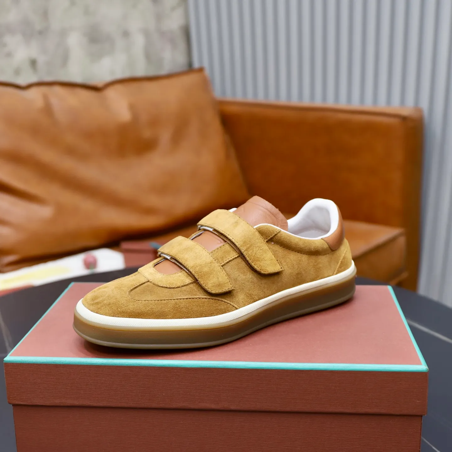 Ex-factory price: 560💰Loro Riana men’s moral training sneakers! Made from high-quality materials and designed in a low-cut silhouette, it offers an elegant and stylish look that's suitable for year-round wear. The unique double-layer sole aesthetic design, caramel cup-shaped outsole is decorated with off-white rubber trim, creating an attractive color combination. Pair with tailored pieces or jeans for a sophisticated yet casual look. The heel is decorated with soft cow leather tongue with Kummel color inserts and cotton laces with embossed LP logo. Upper: cow split suede stitching knitted fabric. Lining: original thickened soft sheepskin. Size: 38-39-40-41-42-43-44 (customized in 45.46)